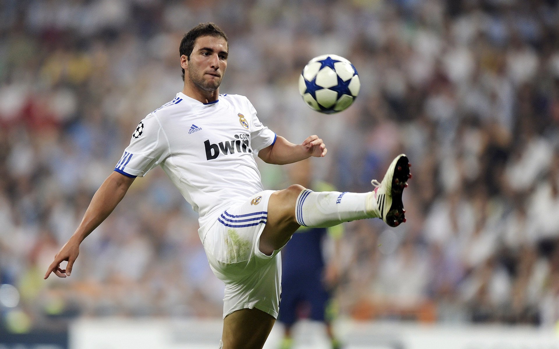 精妙配合下球队实力逐渐展现,精彩对决悄然上演,经典配合进球